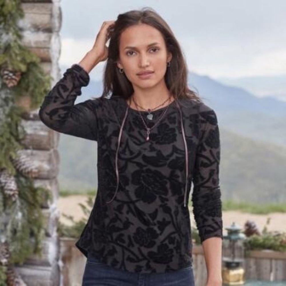 DONATED Sundance Bella Grace floral velvet lined top. Like new. 5⭐️Seller Posh A